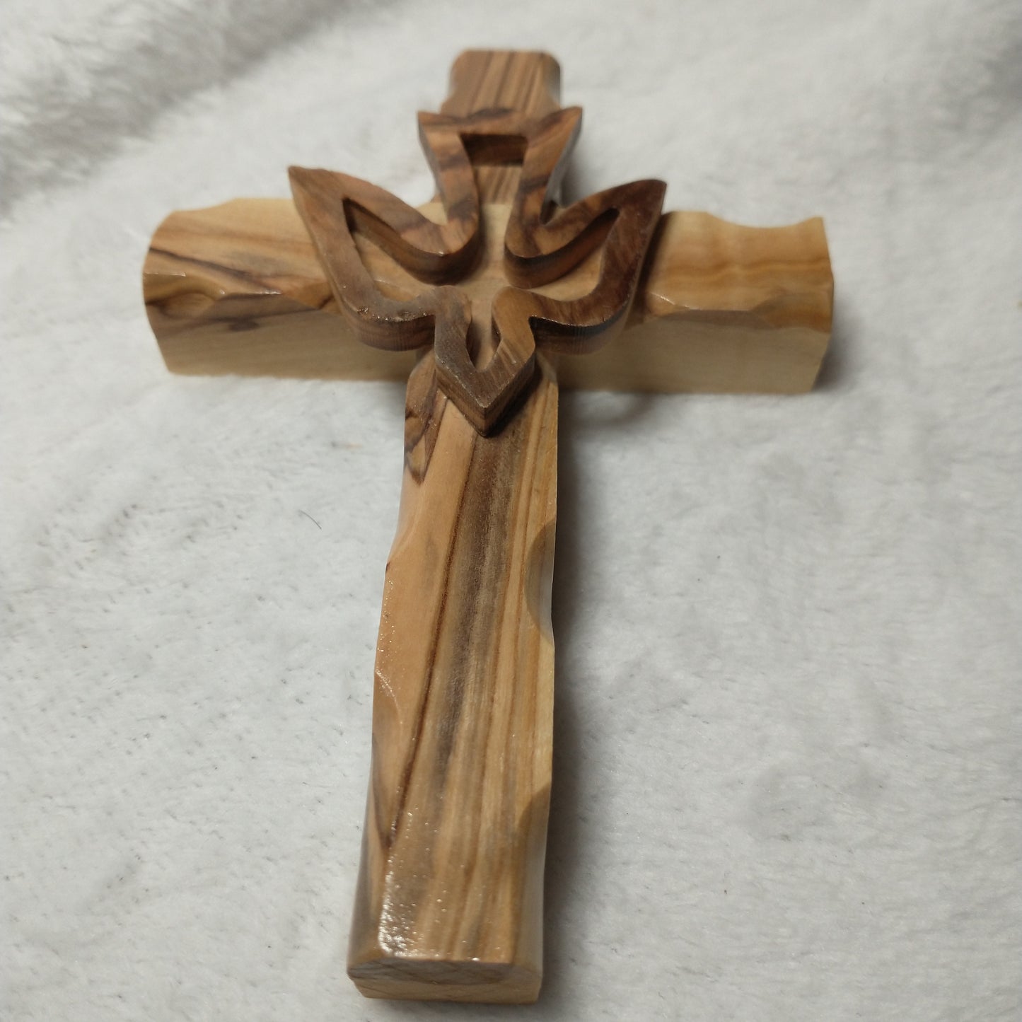 Cruz con el Espíritu Santo. Madera de olivo tallada a mano en Belén / Tierra Santa.