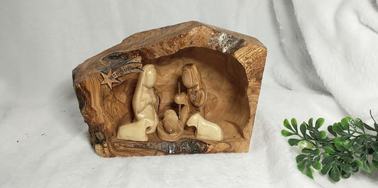 Natividad tallada a mano en madera de olivo.