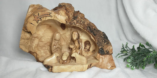 Belén en madera de olivo tallada a mano en Belén