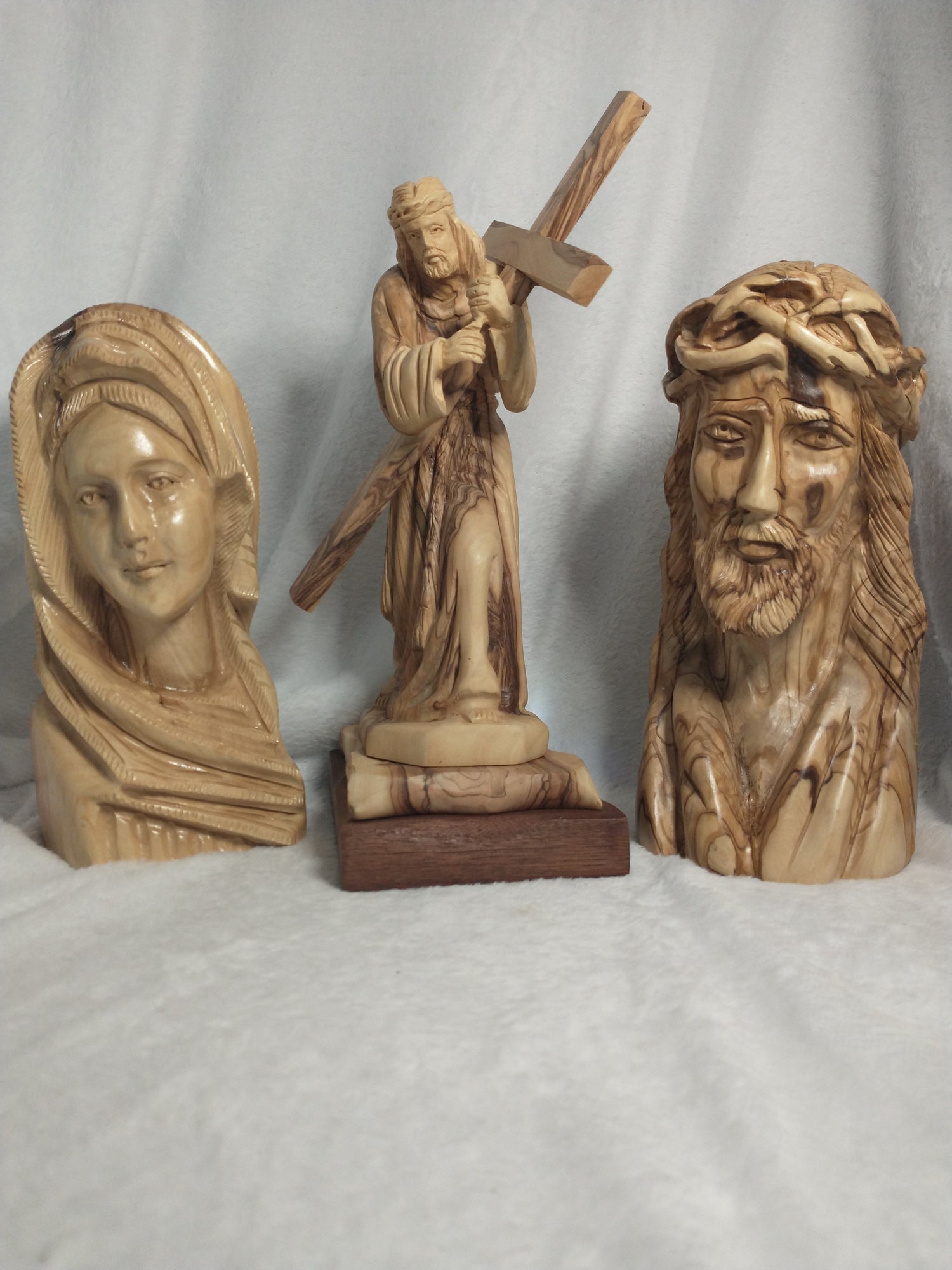 ESTATUAS EN MADERA DE OLIVO TALLADA A MANO