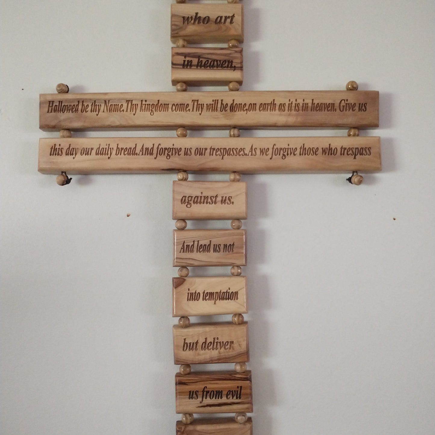 Señor de oración del Padre Nuestro. Madera de olivo. Hecho a mano en Belén.