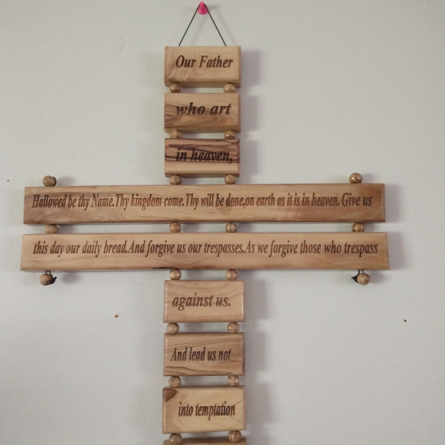 Señor de oración del Padre Nuestro. Madera de olivo. Hecho a mano en Belén.