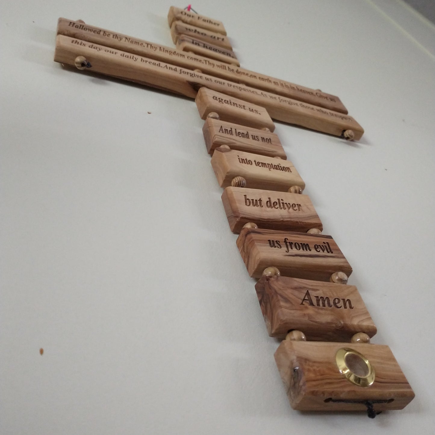 Señor de oración del Padre Nuestro. Madera de olivo. Hecho a mano en Belén.